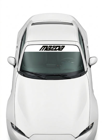 Coche con el parasol de vinilo Mazda blanco con el lettering MAZDA inclinado en negro instalado en el parabrisas