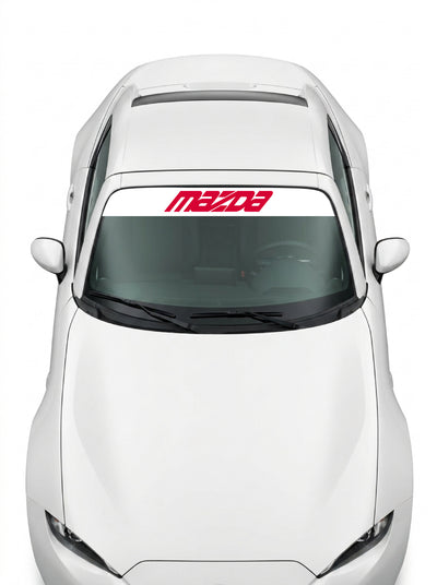 Coche con el parasol de vinilo Mazda blanco con el lettering MAZDA inclinado en rojo instalado en el parabrisas