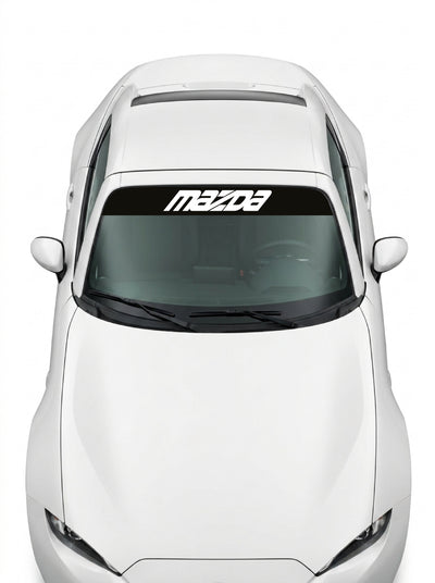 Coche con el parasol de vinilo Mazda negro con el lettering MAZDA inclinado en blanco instalado en el parabrisas
