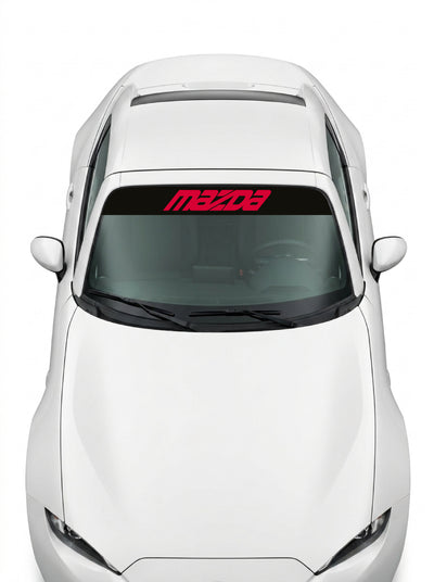 Coche con el parasol de vinilo Mazda negro con el lettering MAZDA inclinado en rojo instalado en el parabrisas