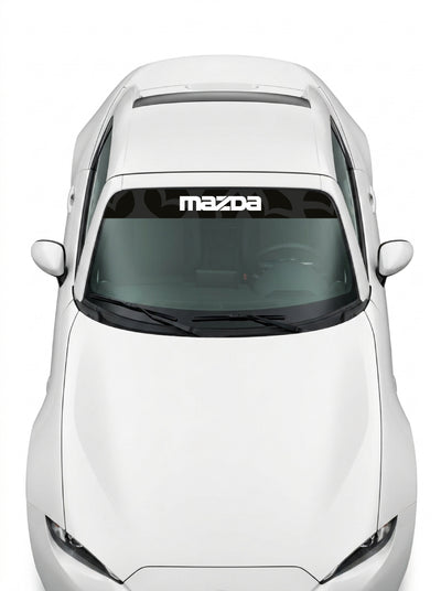 Coche con el parasol de vinilo Mazda negro con un patron de emblemas Mazda y el lettering MAZDA en blanco instalado en el parabrisas