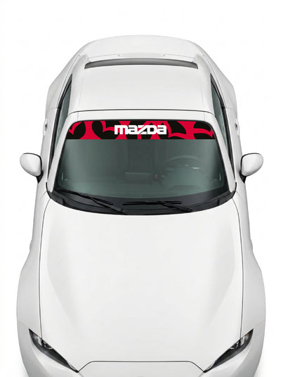 Coche con el parasol de vinilo Mazda con un patron de emblemas Mazda en rojo y el lettering MAZDA en blanco instalado en el parabrisas