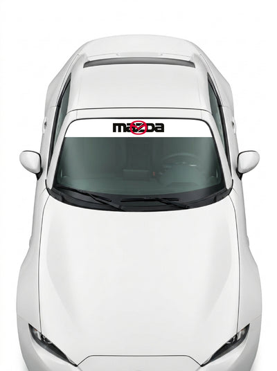 Coche con el parasol de vinilo Mazda blanco con el lettering MAZDA y el emblema tachado en rojo instalado en el parabrisas