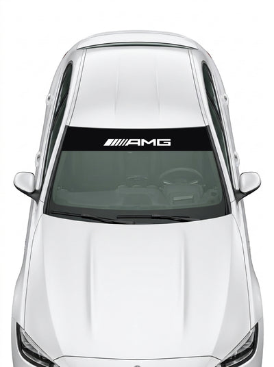 Coche con el parasol de vinilo Mercedes-AMG negro con el lettering AMG en blanco instalado en el parabrisas