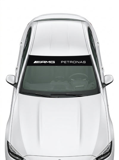 Coche con el parasol de vinilo Mercedes-AMG Petronas negro con el lettering AMG PETRONAS en blanco instalado en el parabrisas