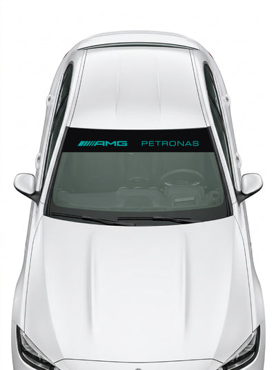 Coche con el parasol de vinilo Mercedes-AMG Petronas negro con el lettering AMG PETRONAS en turquesa instalado en el parabrisas