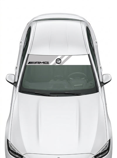 Coche con el parasol de vinilo Mercedes-AMG blanco con el lettering AMG y el escudo de Affalterbach instalado en el parabrisas