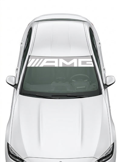 Coche con el parasol de vinilo Mercedes-AMG blanco con el lettering AMG en plata instalado en el parabrisas