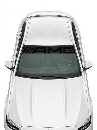 Coche con el parasol de vinilo Mercedes-AMG negro con el lettering AMG en plata instalado en el parabrisas
