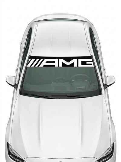 Coche con el parasol de vinilo Mercedes-AMG negro con el lettering AMG en blanco instalado en el parabrisas