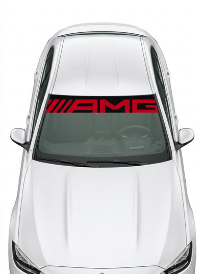 Coche con el parasol de vinilo Mercedes-AMG negro con el lettering AMG en rojo instalado en el parabrisas