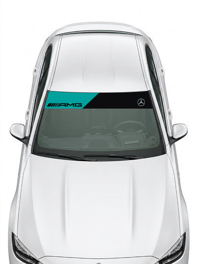Coche con el parasol de vinilo Mercedes-AMG con la librea Petronas en turquesa y negro y la estrella Mercedes instalado en el parabrisas