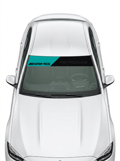 Coche con el parasol de vinilo Mercedes-AMG Petronas con la librea turquesa y el lettering AMG PETRONAS instalado en el parabrisas