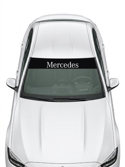 Coche con el parasol de vinilo Mercedes-Benz negro con el lettering Mercedes en blanco instalado en el parabrisas