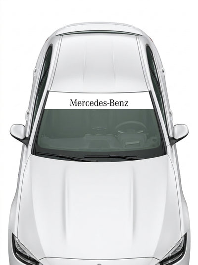 Coche con el parasol de vinilo Mercedes-Benz blanco con el lettering Mercedes-Benz en negro instalado en el parabrisas