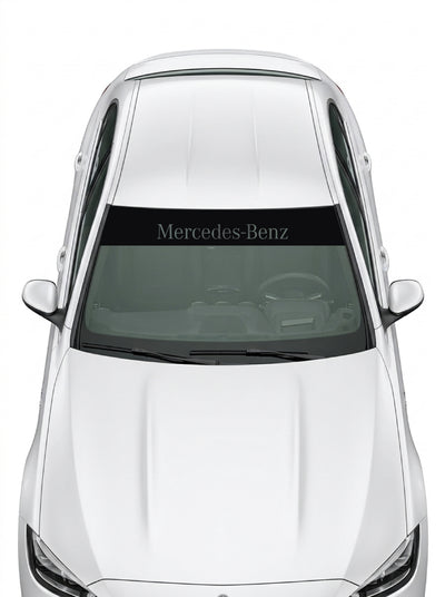 Coche con el parasol de vinilo Mercedes-Benz negro con el lettering Mercedes-Benz en gris instalado en el parabrisas