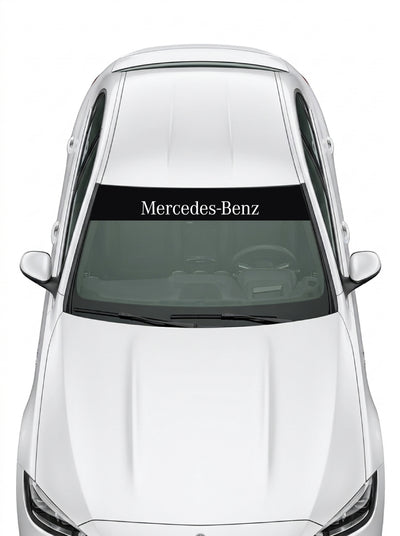 Coche con el parasol de vinilo Mercedes-Benz negro con el lettering Mercedes-Benz en blanco instalado en el parabrisas