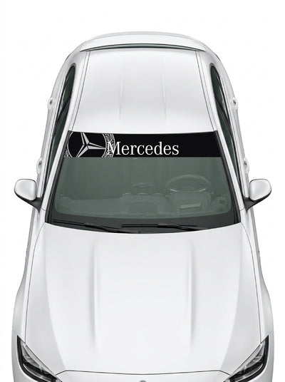 Coche con el parasol de vinilo Mercedes-Benz negro con la estrella de tres puntas y el lettering Mercedes en blanco instalado en el parabrisas