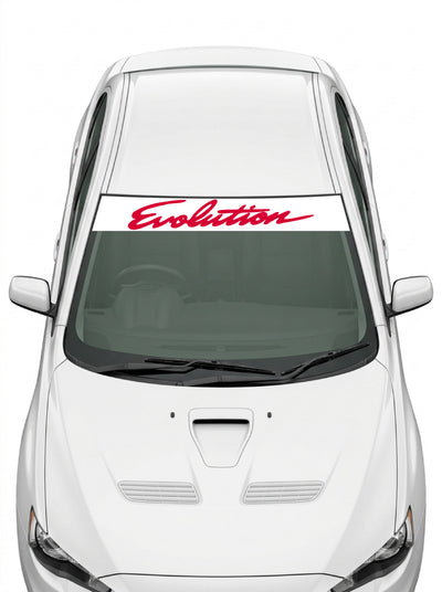 Coche con el parasol de vinilo Mitsubishi Lancer blanco con el lettering Evolution manuscrito en rojo instalado en el parabrisas
