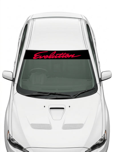 Coche con el parasol de vinilo Mitsubishi Lancer negro con el lettering Evolution manuscrito en rojo instalado en el parabrisas