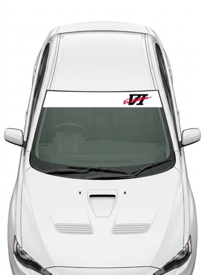 Coche con el parasol de vinilo Mitsubishi Lancer blanco con el lettering EVO VI en rojo y negro instalado en el parabrisas