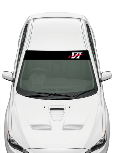 Coche con el parasol de vinilo Mitsubishi Lancer negro con el lettering EVO VI en rojo y blanco instalado en el parabrisas