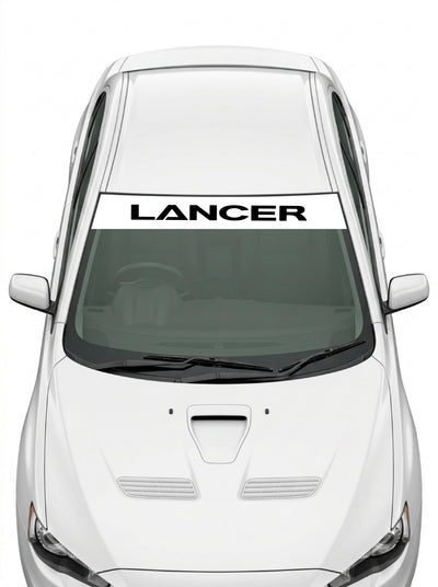 Coche con el parasol de vinilo Mitsubishi Lancer blanco con el lettering LANCER en negro instalado en el parabrisas