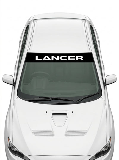Coche con el parasol de vinilo Mitsubishi Lancer negro con el lettering LANCER en blanco instalado en el parabrisas