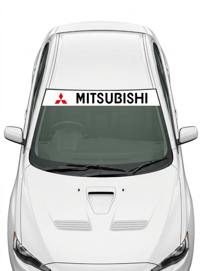 Coche con el parasol de vinilo Mitsubishi blanco con el emblema de tres diamantes y el lettering MITSUBISHI en negro instalado en el parabrisas