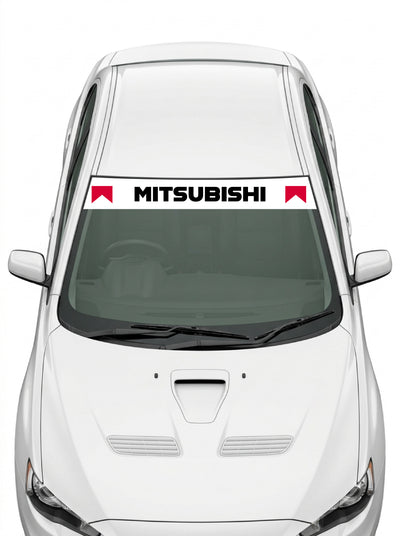 Coche con el parasol de vinilo Mitsubishi blanco con el lettering MITSUBISHI en negro y los banderines rojos de la livrea de rally instalado en el parabrisas