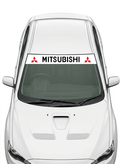 Coche con el parasol de vinilo Mitsubishi blanco con el lettering MITSUBISHI en negro y un emblema de tres diamantes a cada lado instalado en el parabrisas