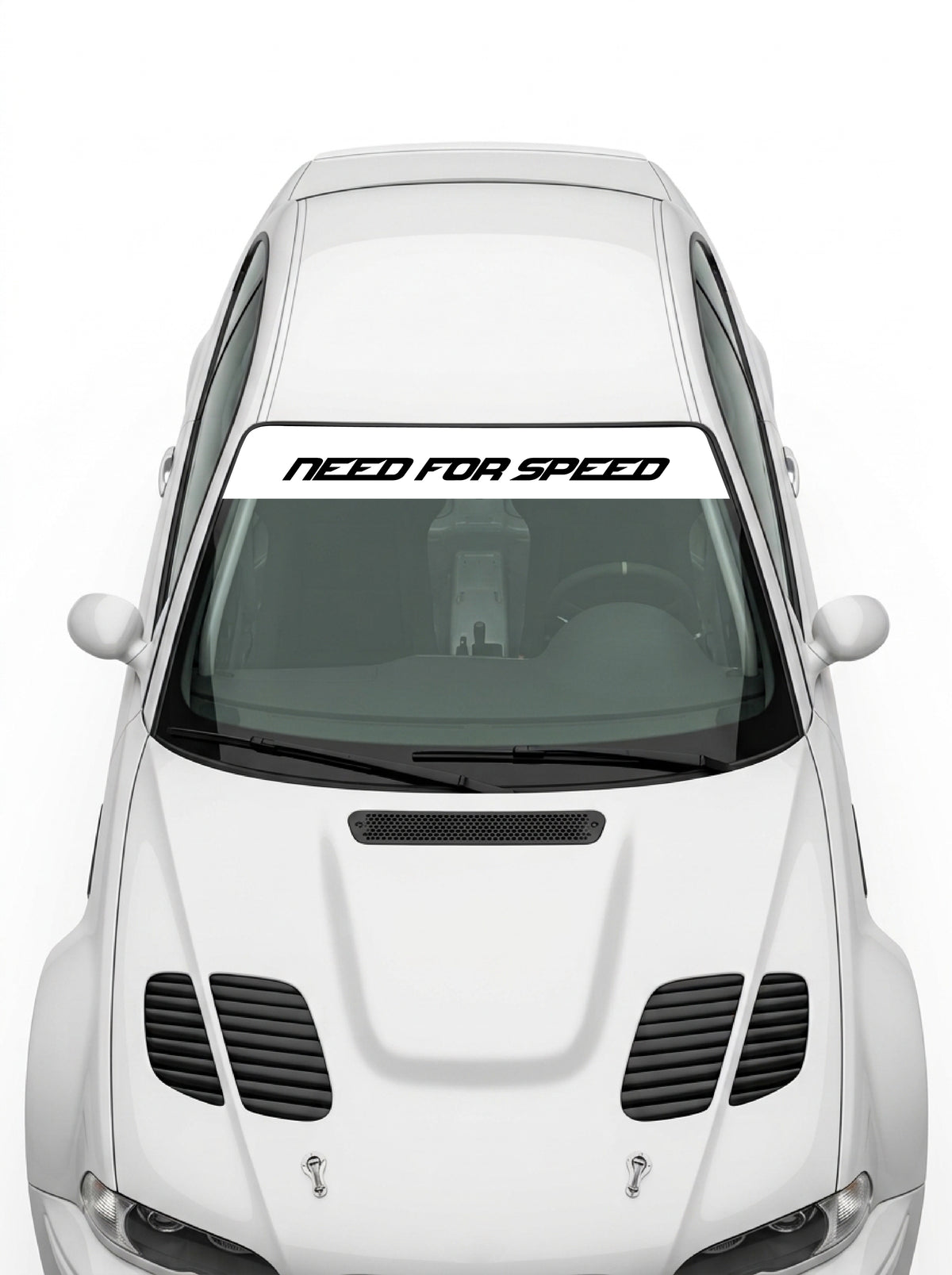 Coche con el parasol de vinilo Need For Speed blanco con el lettering NEED FOR SPEED en negro instalado en el parabrisas