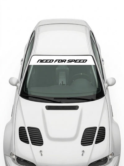 Coche con el parasol de vinilo Need For Speed blanco con el lettering NEED FOR SPEED en negro instalado en el parabrisas