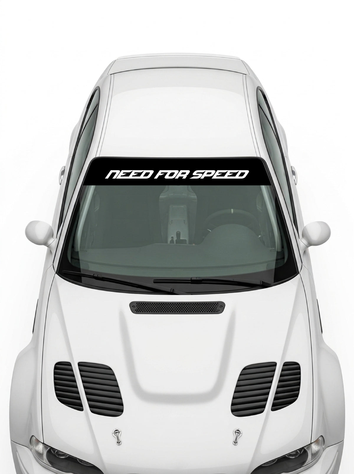 Coche con el parasol de vinilo Need For Speed negro con el lettering NEED FOR SPEED en blanco instalado en el parabrisas
