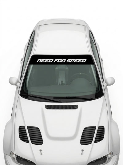 Coche con el parasol de vinilo Need For Speed negro con el lettering NEED FOR SPEED en blanco instalado en el parabrisas