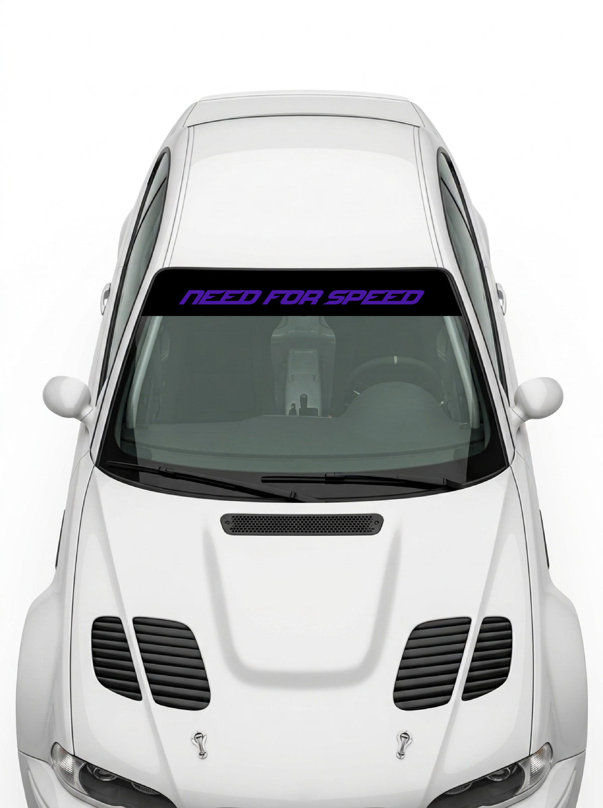 Coche con el parasol de vinilo Need For Speed negro con el lettering NEED FOR SPEED en purpura instalado en el parabrisas