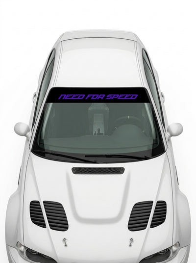 Coche con el parasol de vinilo Need For Speed negro con el lettering NEED FOR SPEED en purpura instalado en el parabrisas