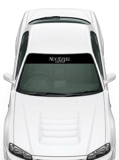 Coche con el parasol de vinilo NextLevel negro con el lettering NEXTLEVEL en blanco y los katakana de drift matsuri instalado en el parabrisas
