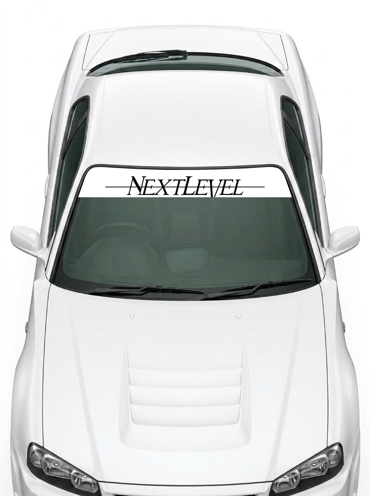 Coche con el parasol de vinilo NextLevel blanco con el lettering NEXTLEVEL en negro atravesado por una linea instalado en el parabrisas