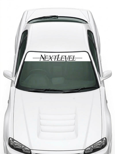 Coche con el parasol de vinilo NextLevel blanco con el lettering NEXTLEVEL en negro atravesado por una linea instalado en el parabrisas