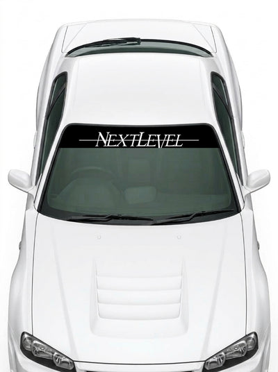 Coche con el parasol de vinilo NextLevel negro con el lettering NEXTLEVEL en blanco atravesado por una linea instalado en el parabrisas