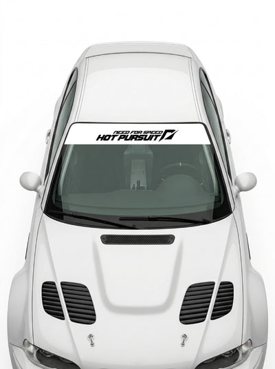 Coche con el parasol de vinilo Need For Speed Hot Pursuit blanco con el lettering HOT PURSUIT en negro instalado en el parabrisas