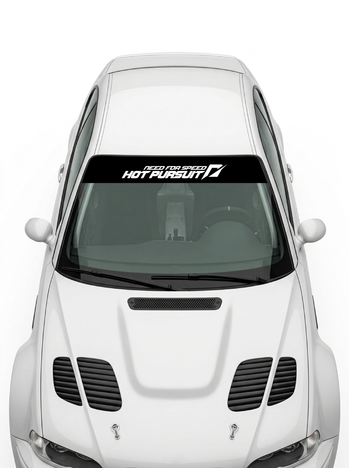 Coche con el parasol de vinilo Need For Speed Hot Pursuit negro con el lettering HOT PURSUIT en blanco instalado en el parabrisas