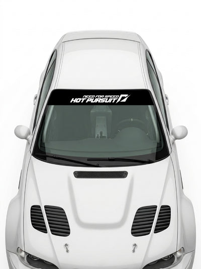 Coche con el parasol de vinilo Need For Speed Hot Pursuit negro con el lettering HOT PURSUIT en blanco instalado en el parabrisas