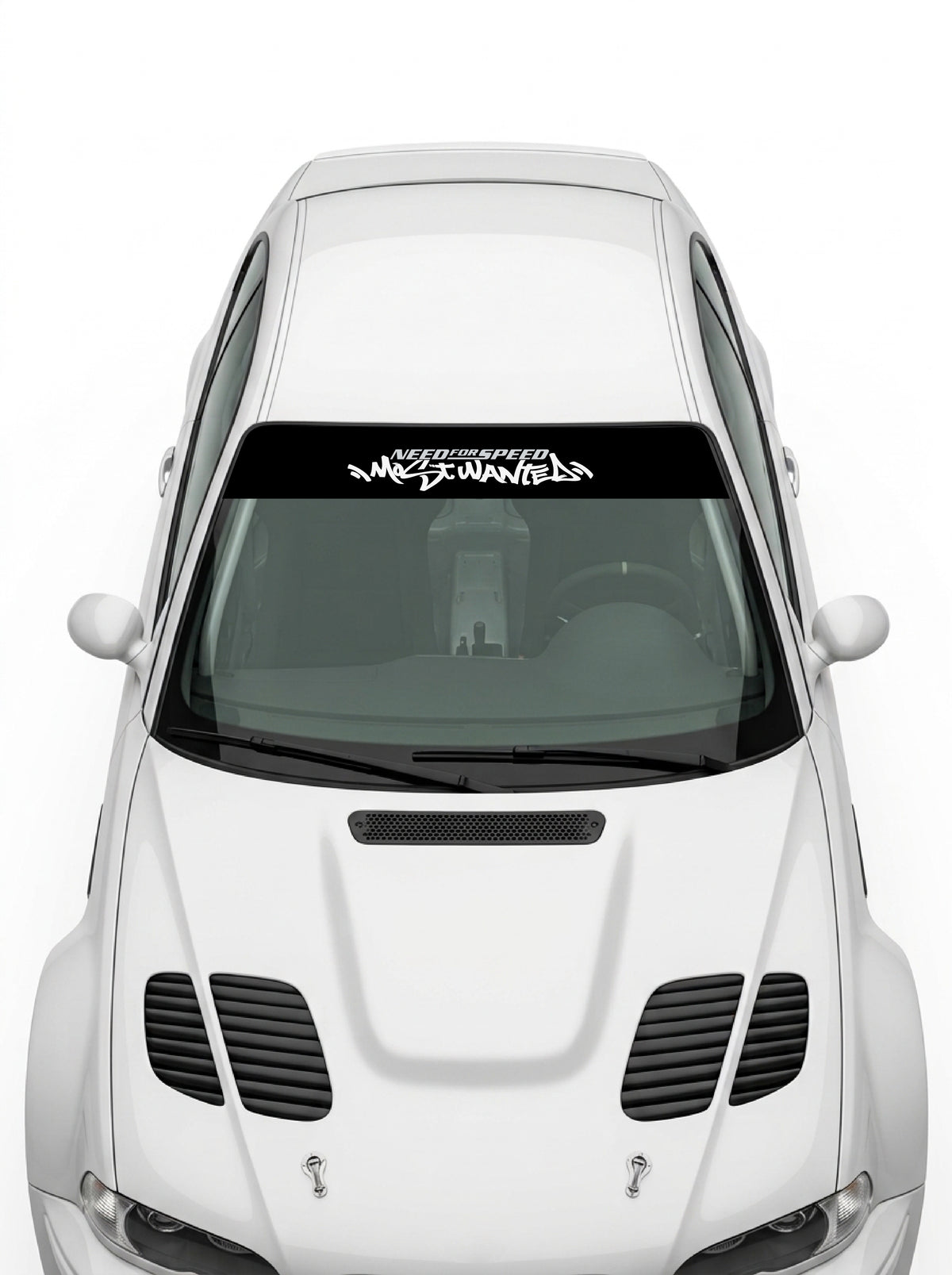 Coche con el parasol de vinilo Need For Speed Most Wanted negro con el lettering MOST WANTED en contorno blanco instalado en el parabrisas