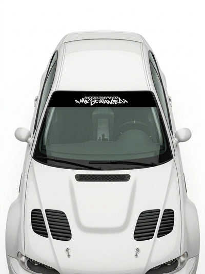 Coche con el parasol de vinilo Need For Speed Most Wanted negro con el lettering MOST WANTED en contorno blanco instalado en el parabrisas