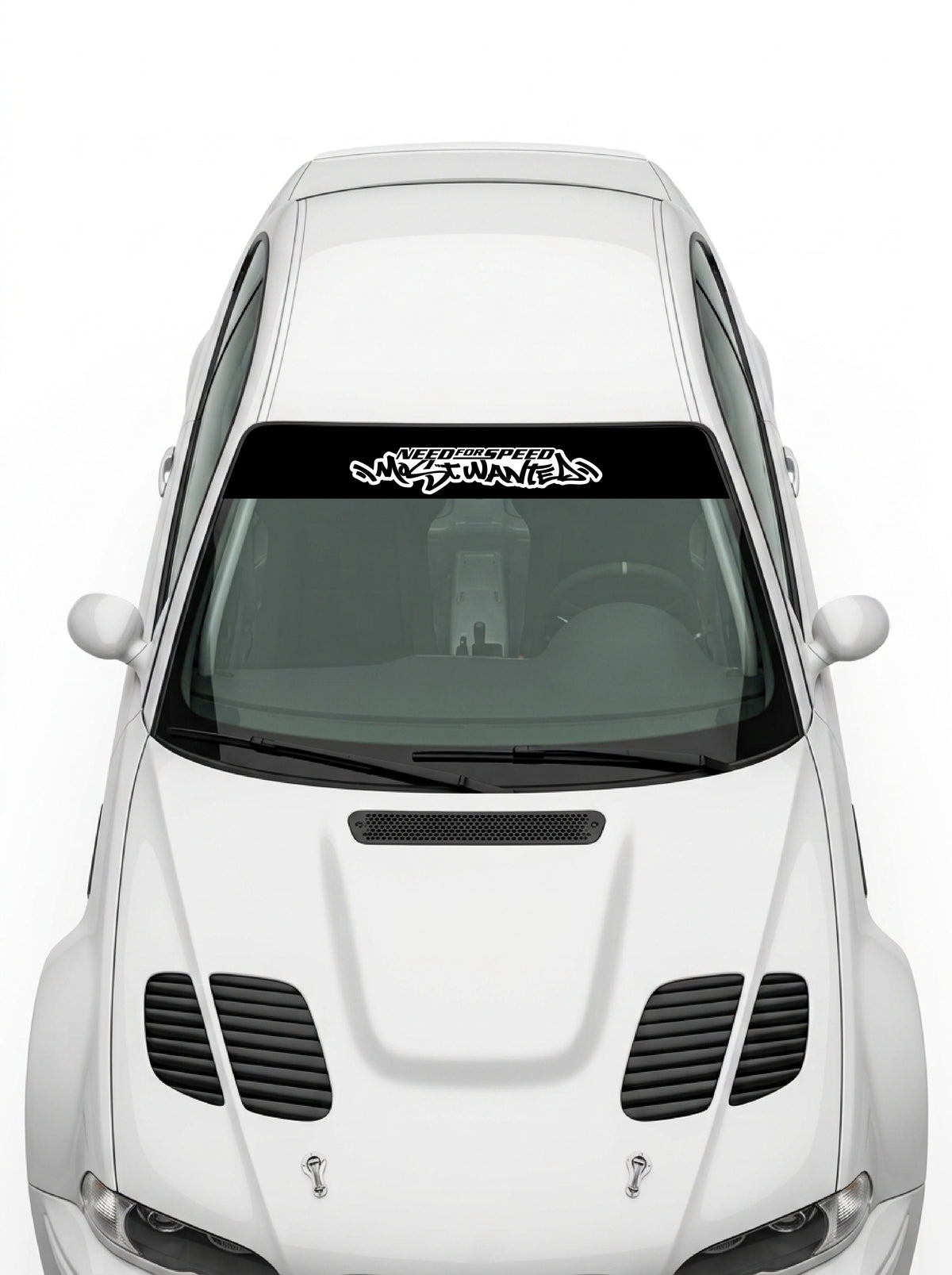 Coche con el parasol de vinilo Need For Speed Most Wanted negro con el lettering MOST WANTED en blanco solido instalado en el parabrisas
