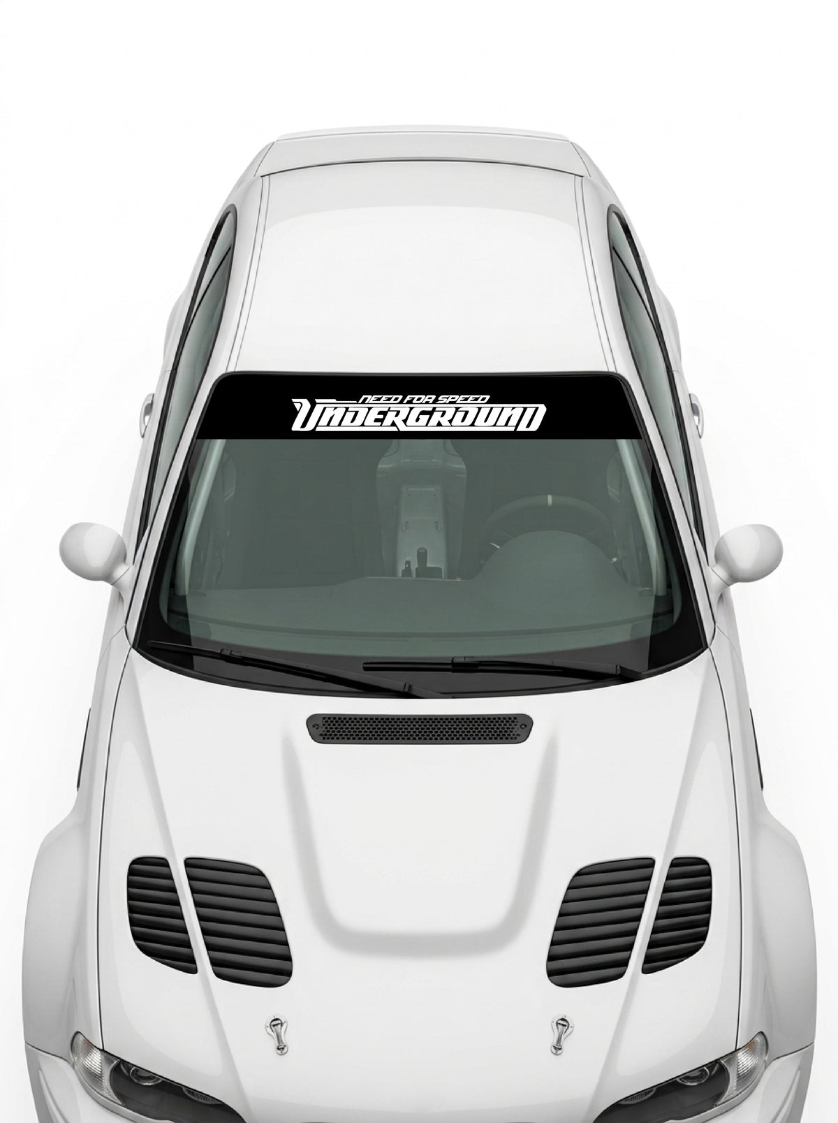 Coche con el parasol de vinilo Need For Speed Underground negro con el lettering UNDERGROUND en blanco instalado en el parabrisas
