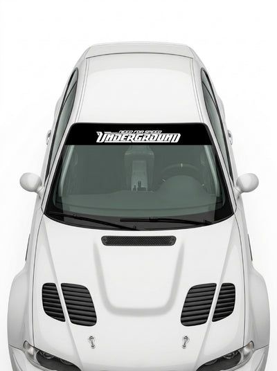 Coche con el parasol de vinilo Need For Speed Underground negro con el lettering UNDERGROUND en blanco instalado en el parabrisas