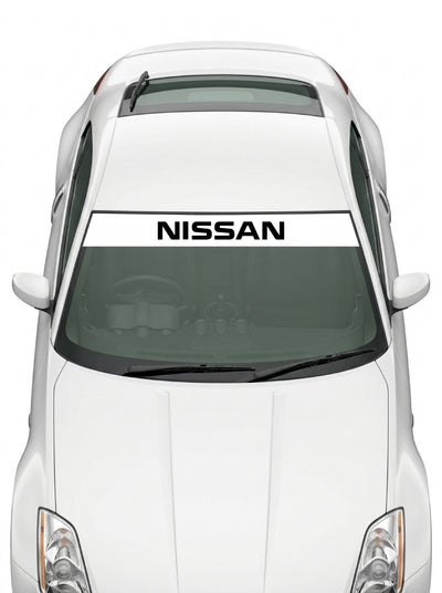 Coche con el parasol de vinilo Nissan blanco con el lettering NISSAN en negro instalado en el parabrisas